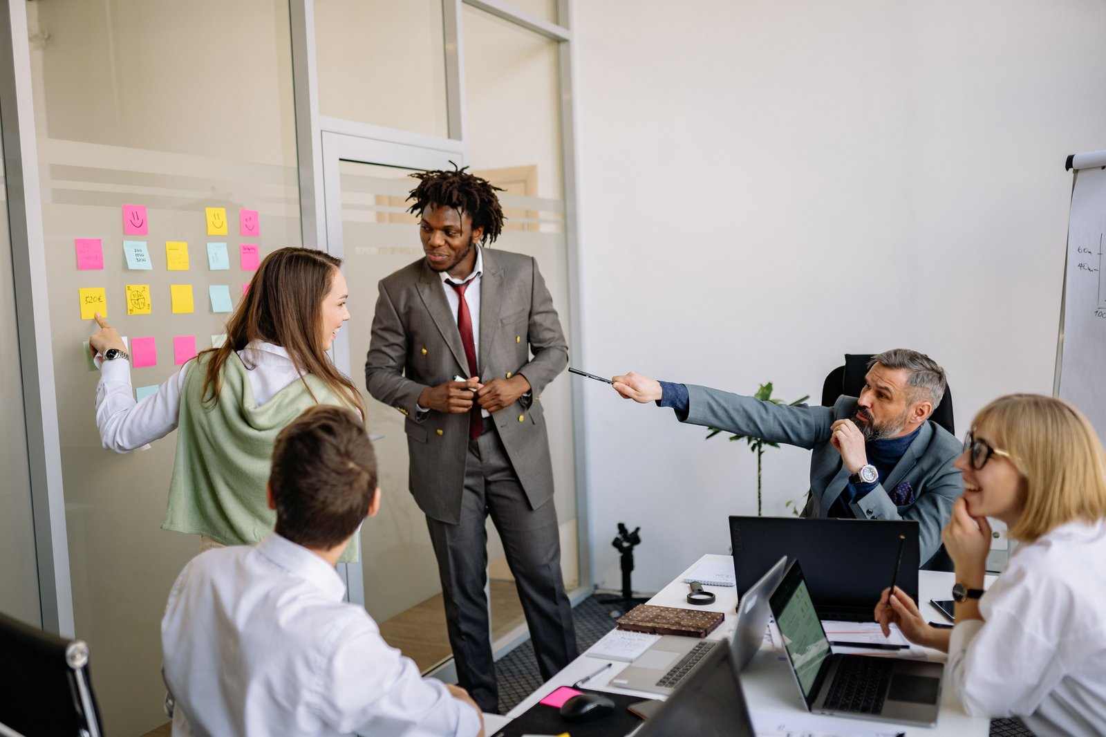 Como reduzir o turnover na empresa: 10 estratégias que realmente funcionam